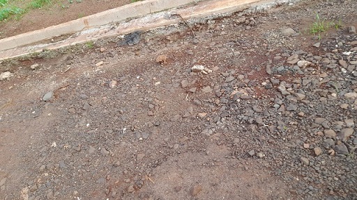 Pedras soltas: moradores cobram solução